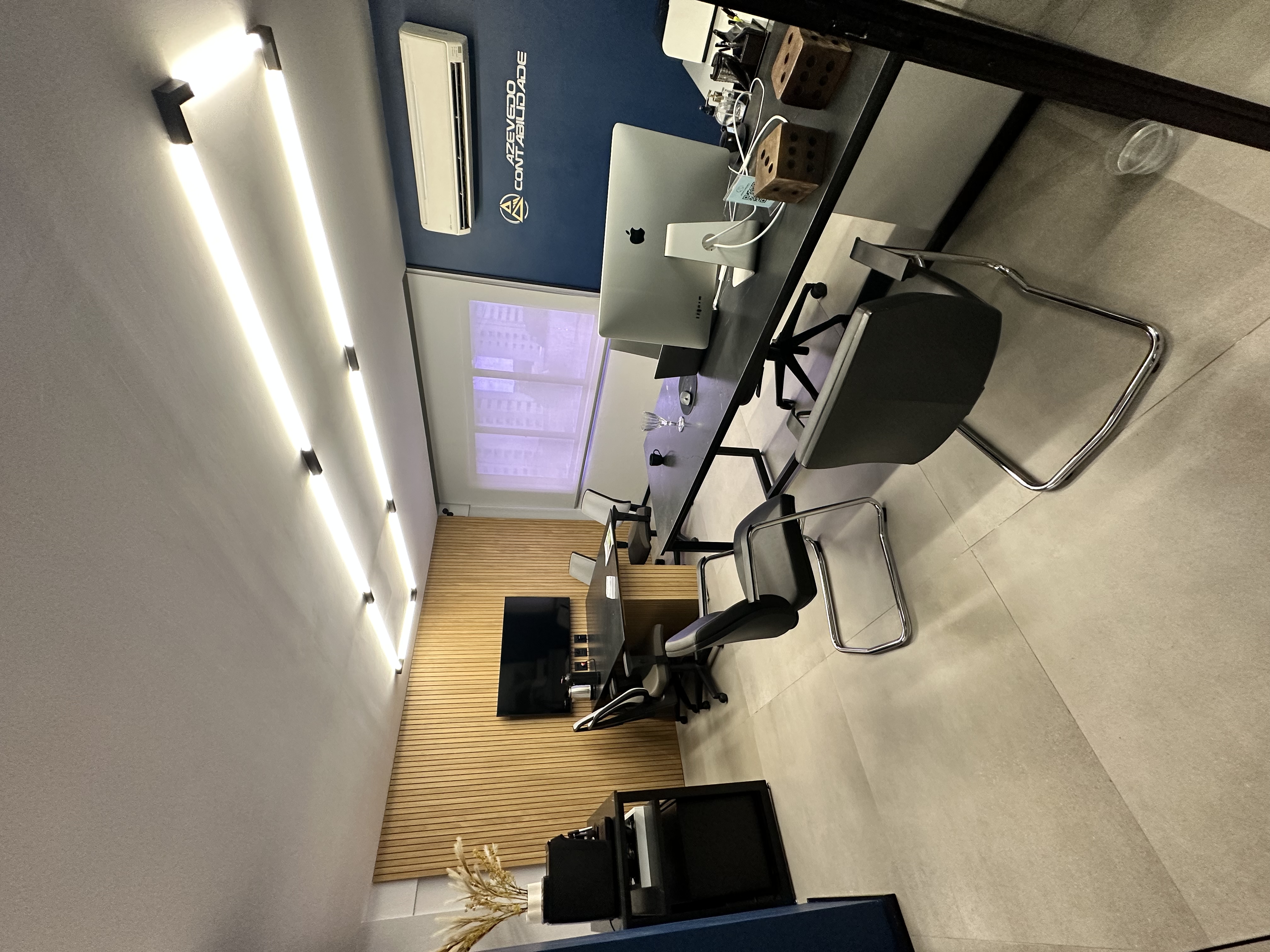 Sala principal Azevedo Contabilidade - iMac e parede azul com logo