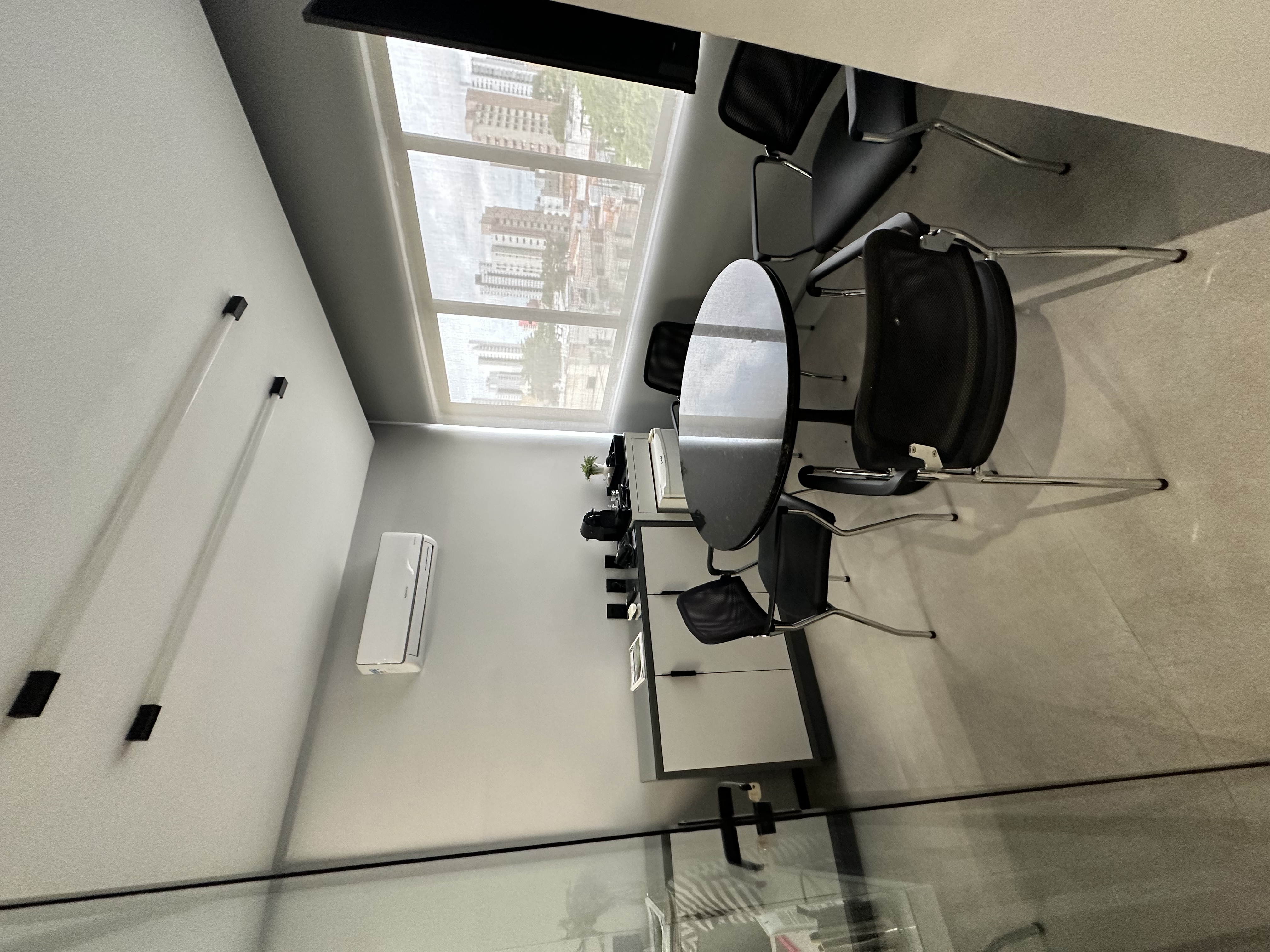 Sala de reunião Azevedo Contabilidade - Mesa redonda com vista da cidade
